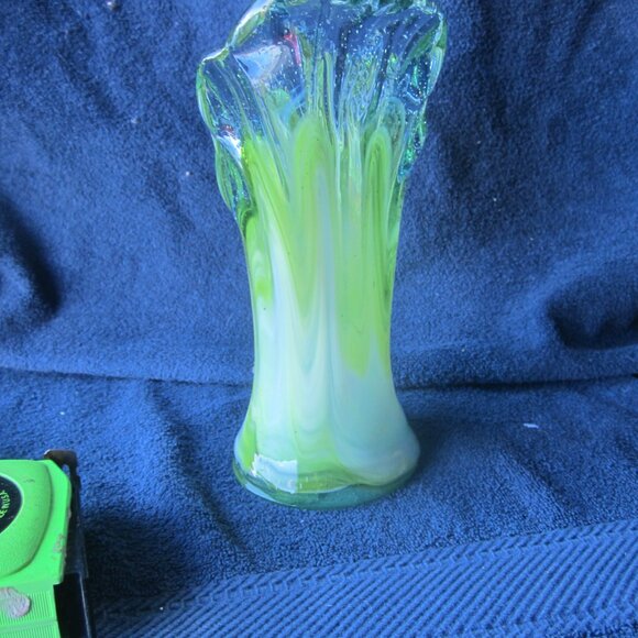 UNIQUE VTG HAND BLOWN HAND SWUNG V-SHAPED VASE MIXED COLORS - Picture 5 of 11